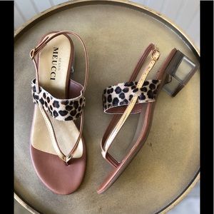 SESTO MEUCCI CALF HAIR THONG SANDALS WITH CLEAR LUCITE HEEL. 8N. NEW